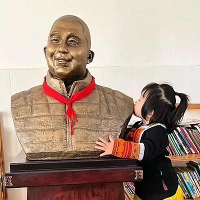 四川成都，一位母亲带着3岁的女儿前往大凉山景区游玩，两人走到一座石像前，孩子突然