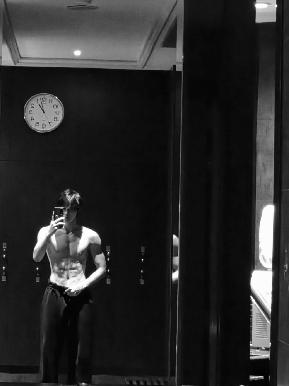 郑成灿这张对镜拍给到夯郑成灿漏腹肌对镜拍