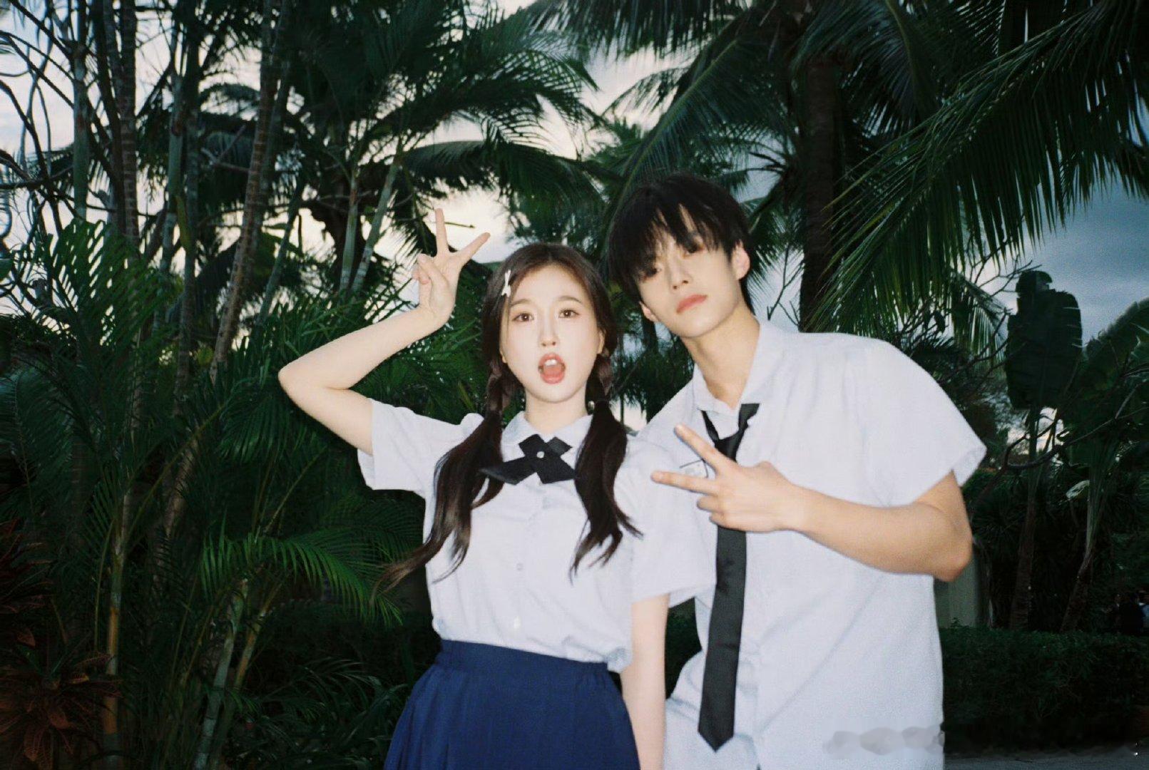 虞书欣何与的cp感虞书欣何与校服合照校服杀甜度超标！虞书欣灵动软萌配何与沉稳帅气