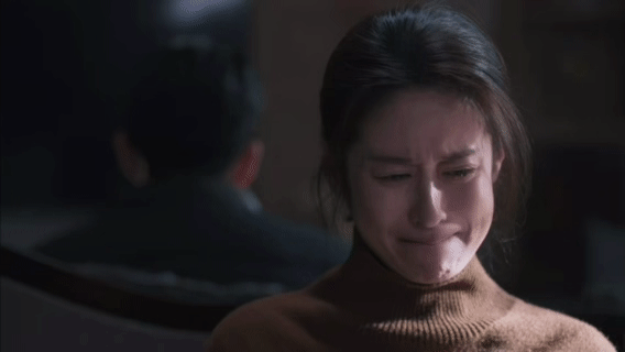 颖儿点破丈夫精神出轨这场戏 颖儿这段哭戏的层次感简直绝了。从眼眶泛红强忍泪水，到