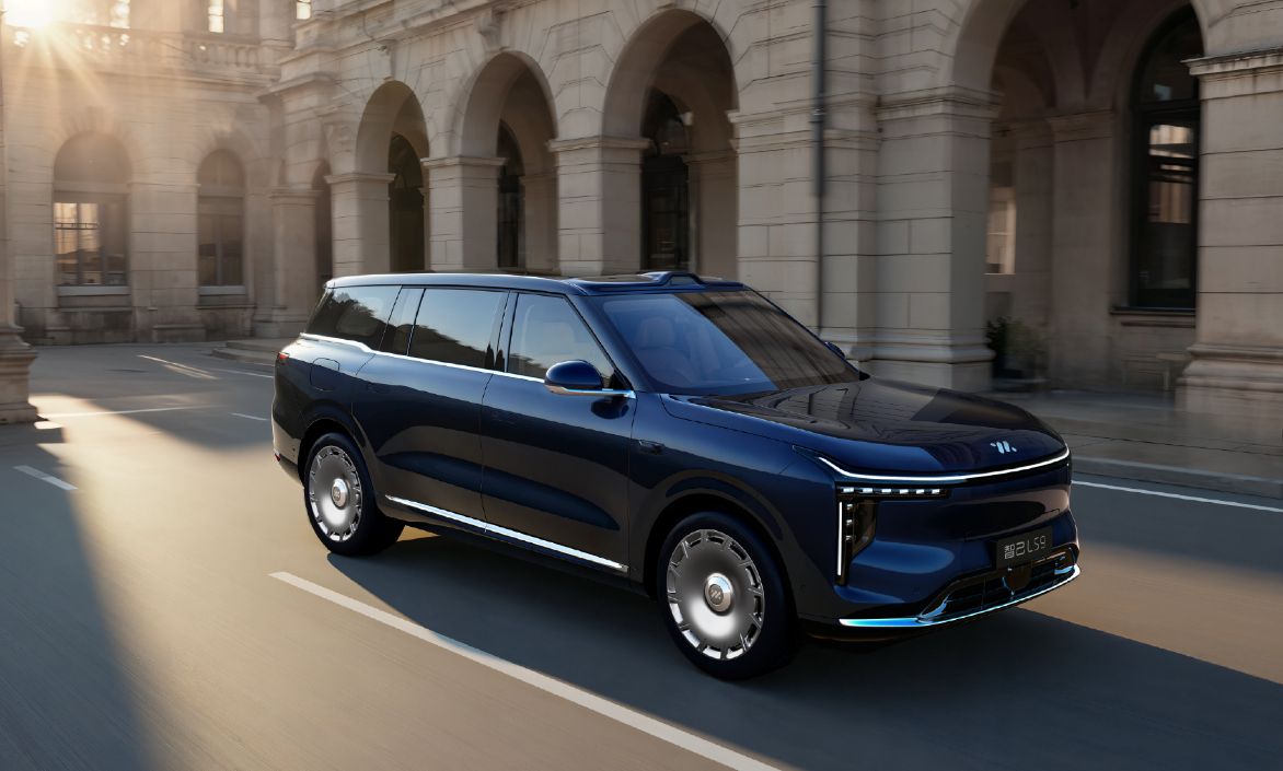 汽车资讯 智己汽车官宣布，智己LS9将于11月4日预售，智己LS9定位六座大型S