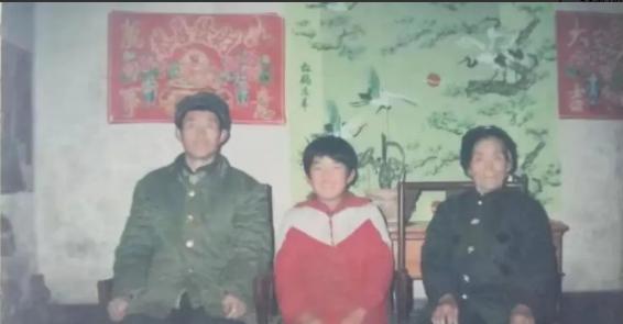 1989年夏天，山东临朐的一个村子里，67岁的张老太赶完集往家走，路过村口大槐树