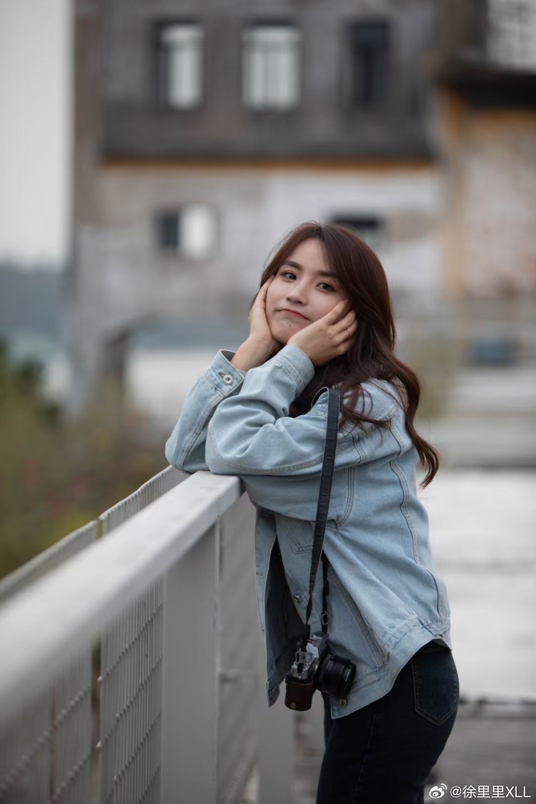 快过生日了。问我准备给她送什么礼物。我说，你准备过农历还是过公历？她居然说两个都