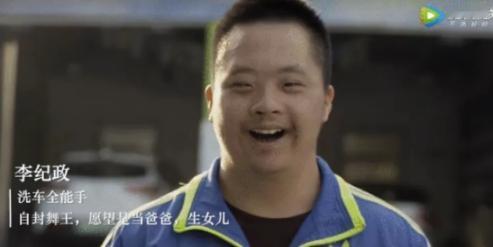 一名残疾人洗完车，对司机说：“洗车费35块。”谁料，司机却眉头一皱，两眼一瞪：“