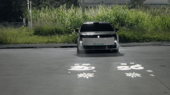 马年出门还得是马到成功马年开车的仪式感被我拿捏了！等红灯时默念吉祥话，起步就是“