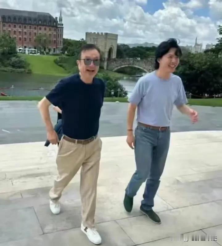 李云迪跟着任正非走了一圈，李云迪的支持者就莫名兴奋，仿佛是多大的荣耀似的，其实完