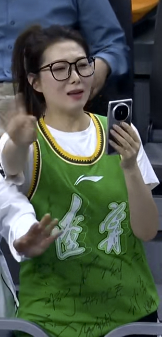 现场的辽宁球迷也是控制不住泪水了。 