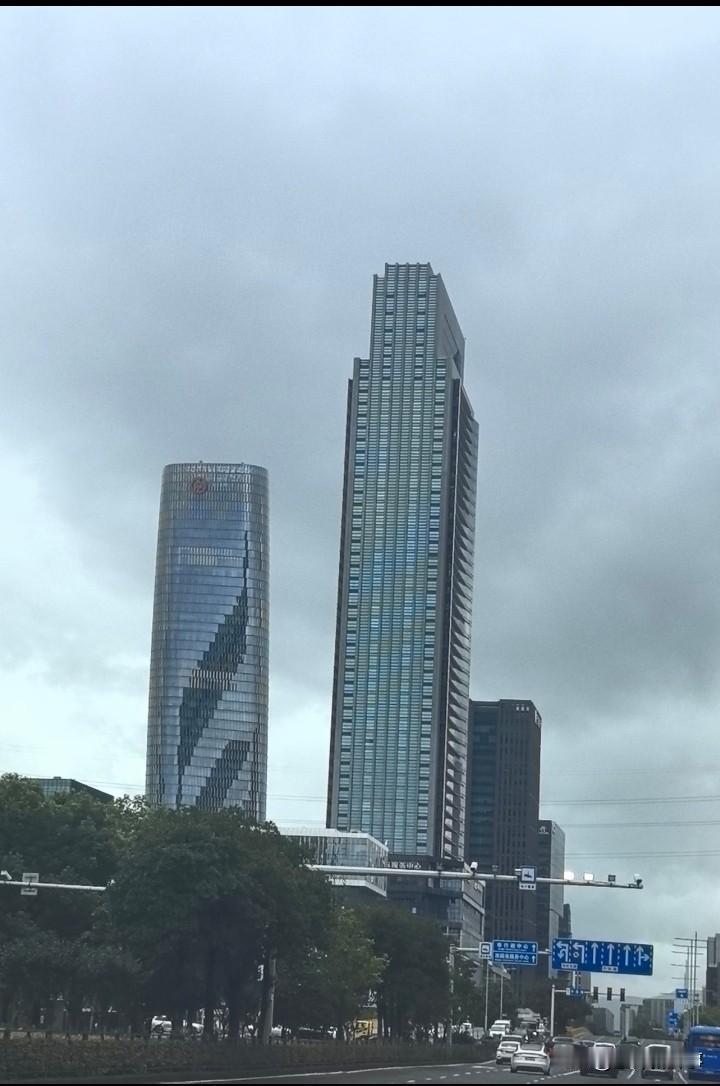 没人觉得这两个楼有点倾斜吗