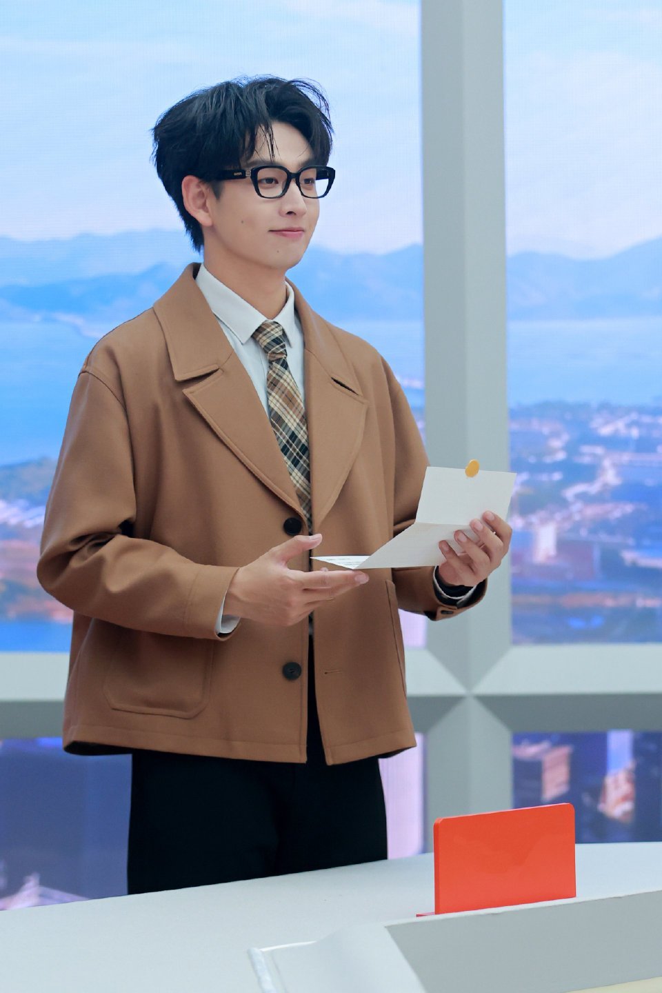 乘风2026主持人齐思钧小齐齐思钧再次担任乘风2026主持人，经过这么多大场面的