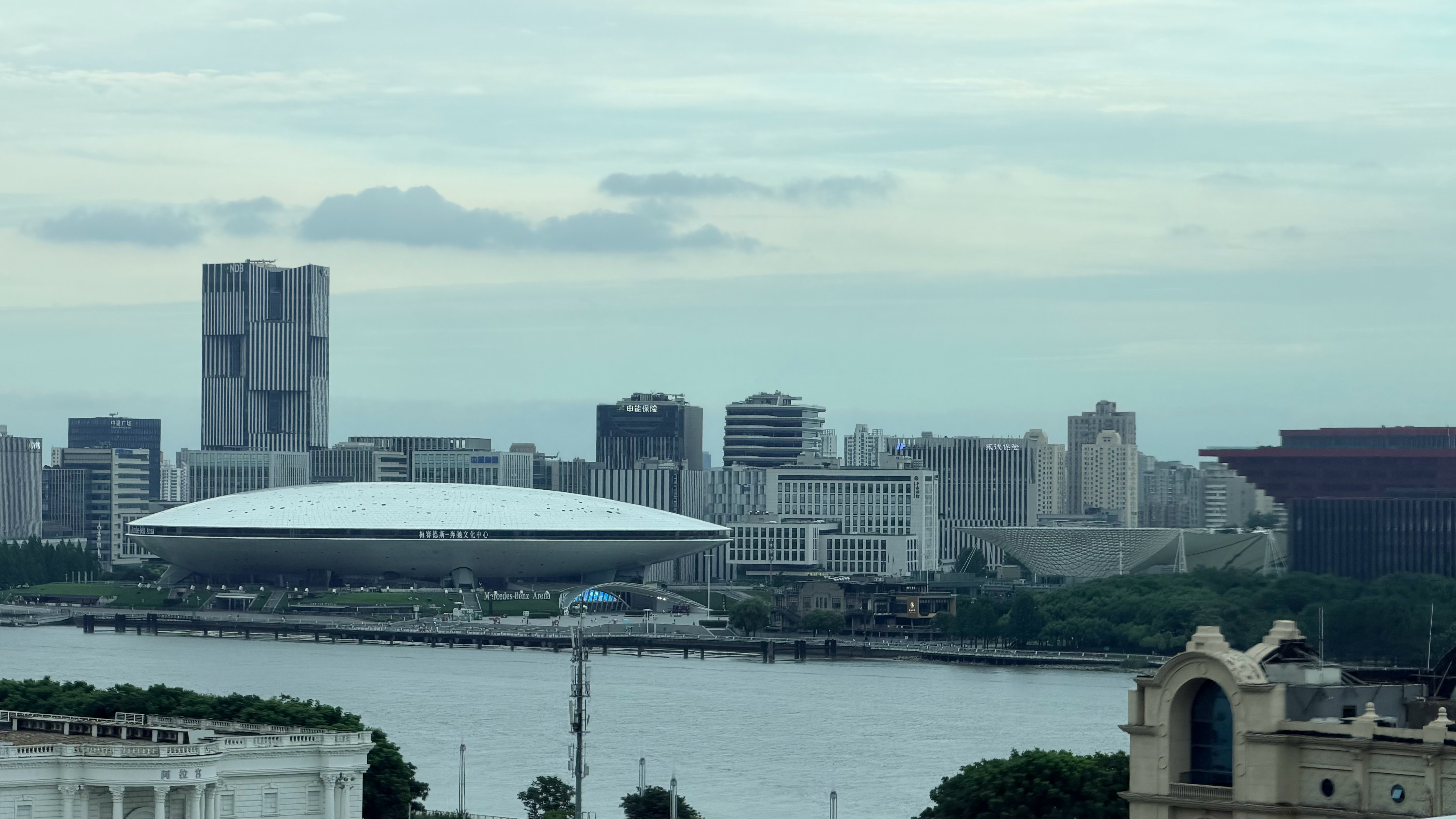 黄浦江边有飞碟