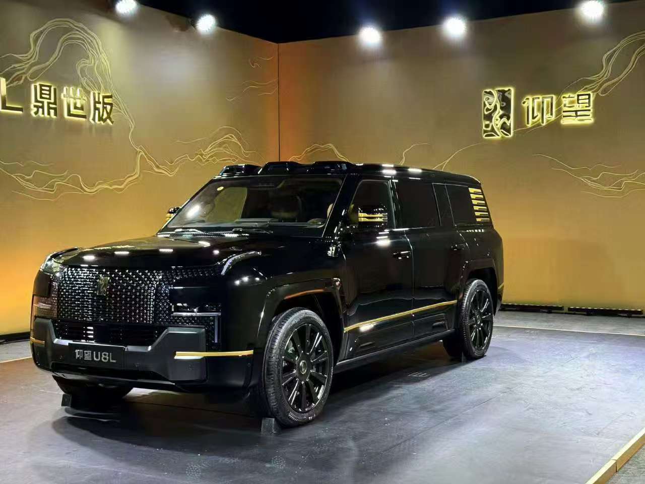 这国产豪华SUV气场真强！六座布局，二排是零重力座椅，还能应急浮水，黑科技满满。
