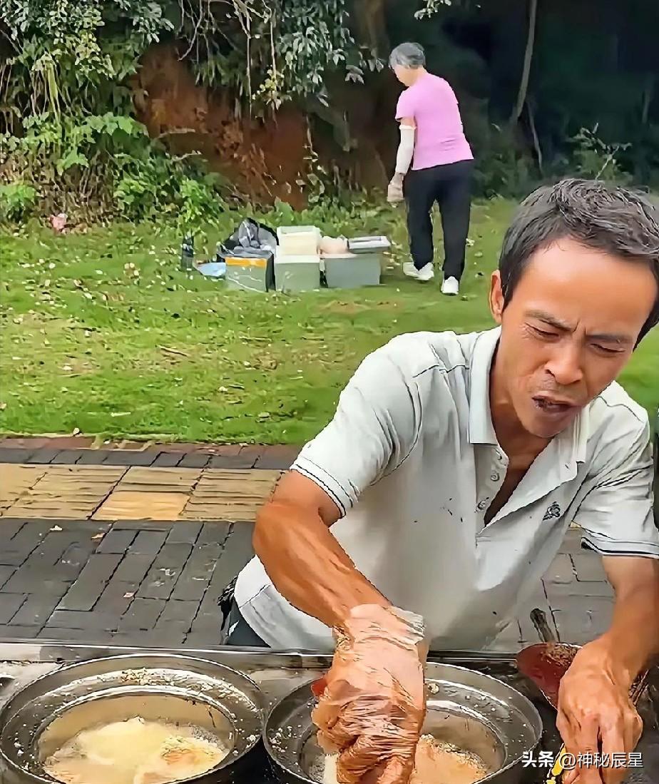 鸡排哥李俊永是个有故事的人，他的成功并非偶然，而是努力与坚持的结果。
李俊永曾是