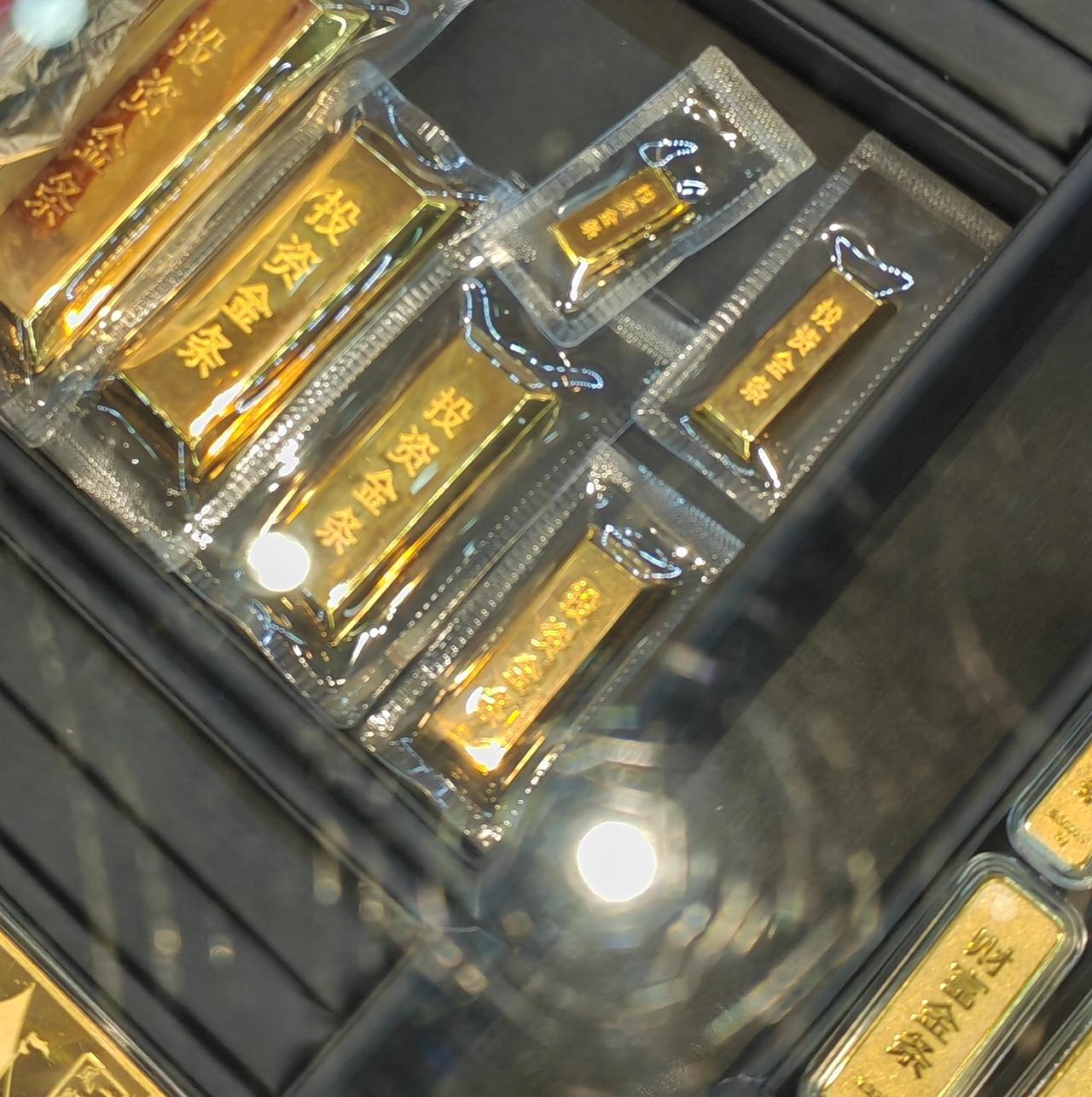 黄金价格涨，还要交税。
       看到黄金价格冒着烟往上涨，决定去实体店看看