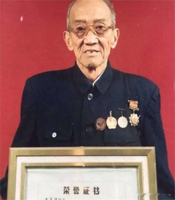 1953年，交换俘虏仪式，一位骨瘦如柴的男子颤颤巍巍向我方走来，这便是志愿军18