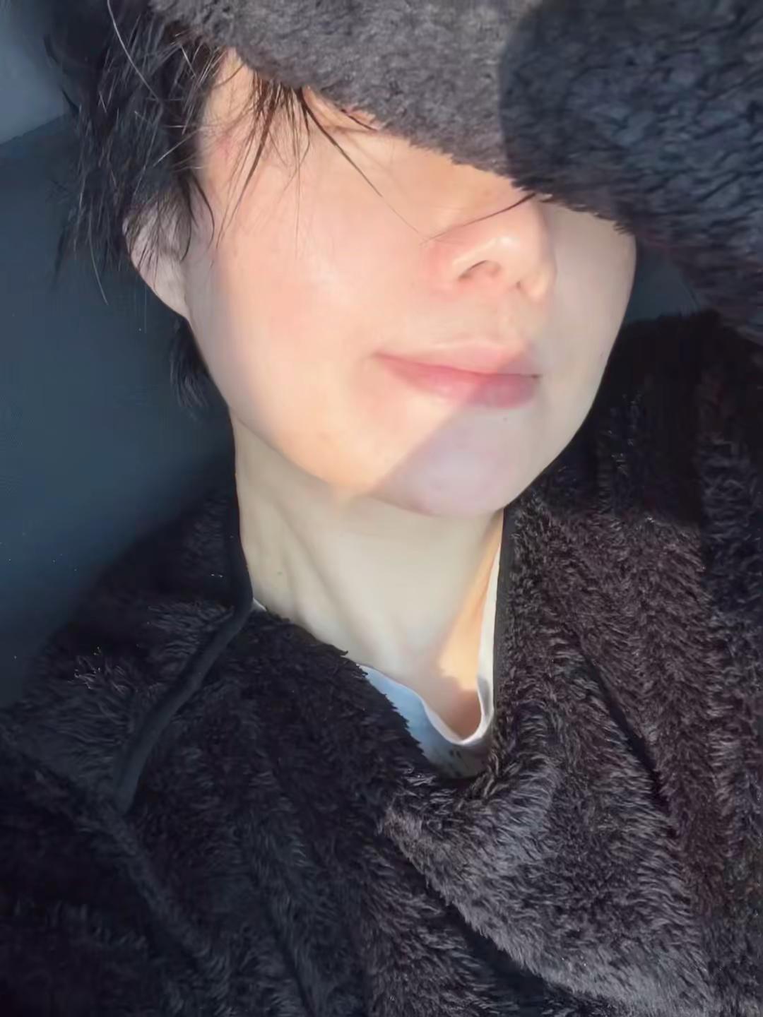 底子这东西，不服不行。45岁的我，素颜拍像开了原相机特效，你敢关掉美颜和我同框吗