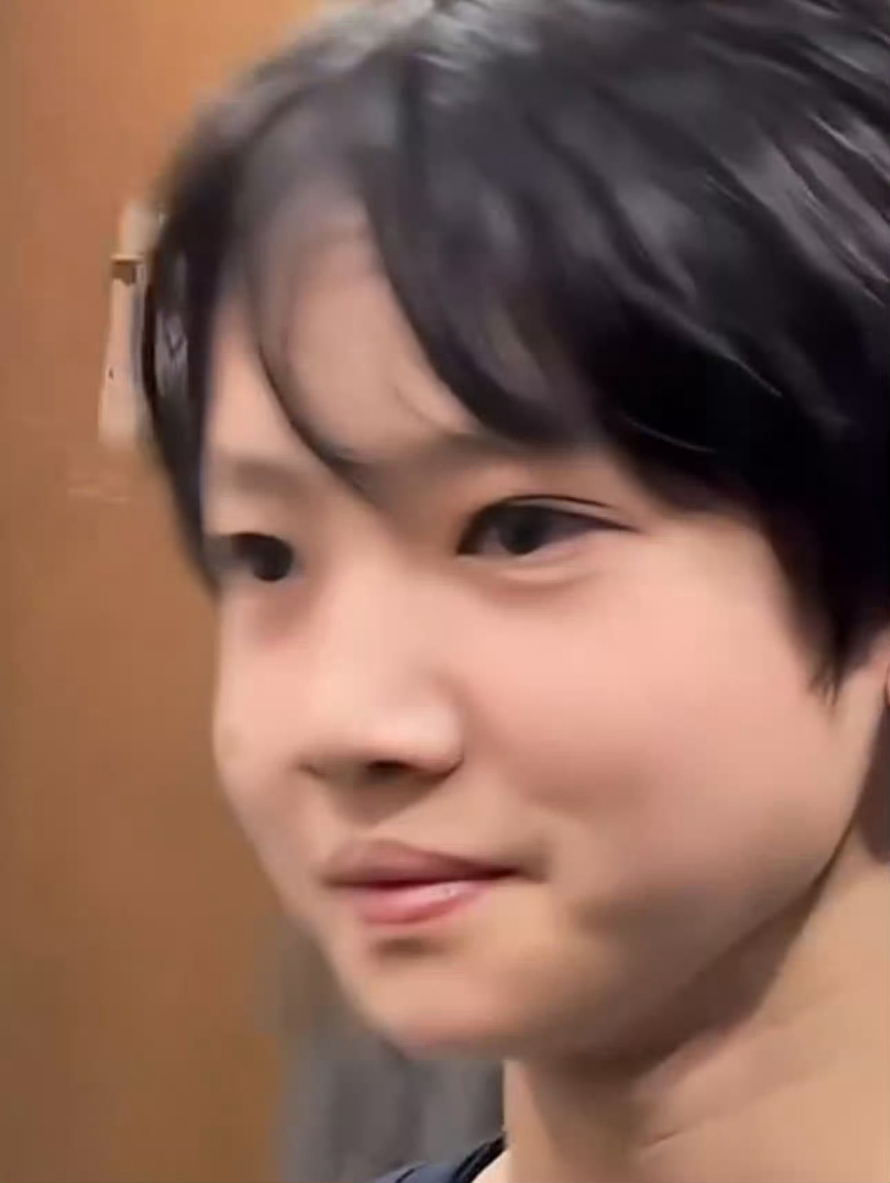 猪抬头要吃人 对着然然一直笑一直笑 