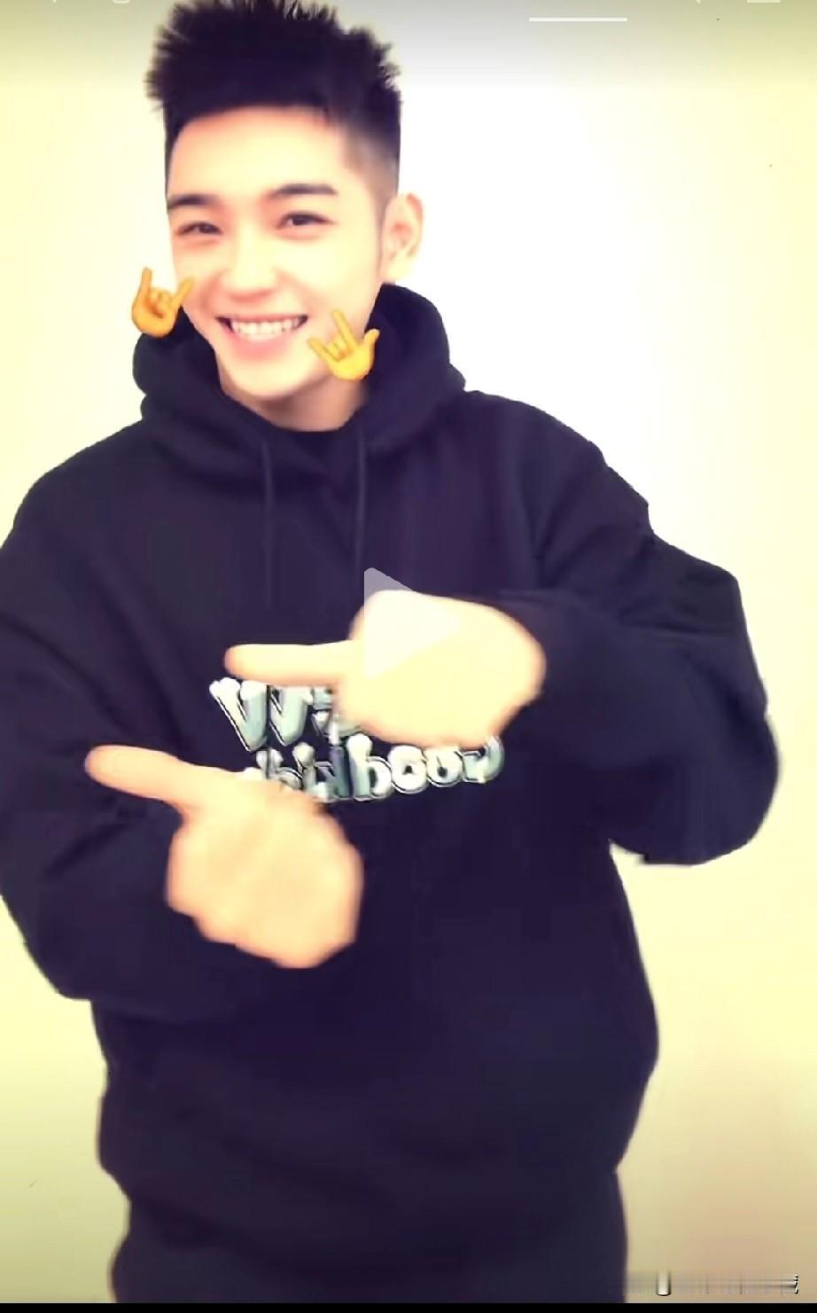 自贡最帅交警陈俊也喜欢摆拍！陈俊在个人社交平台发布视频，身穿深蓝色连帽卫衣，笑容