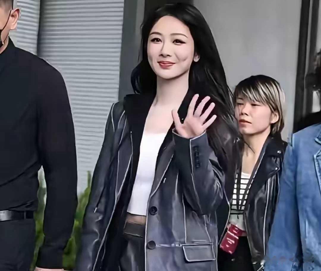 杨紫空降成都出席活动，状态与往日大不相同。听闻她为贴合新戏角色减重十五斤，身形愈