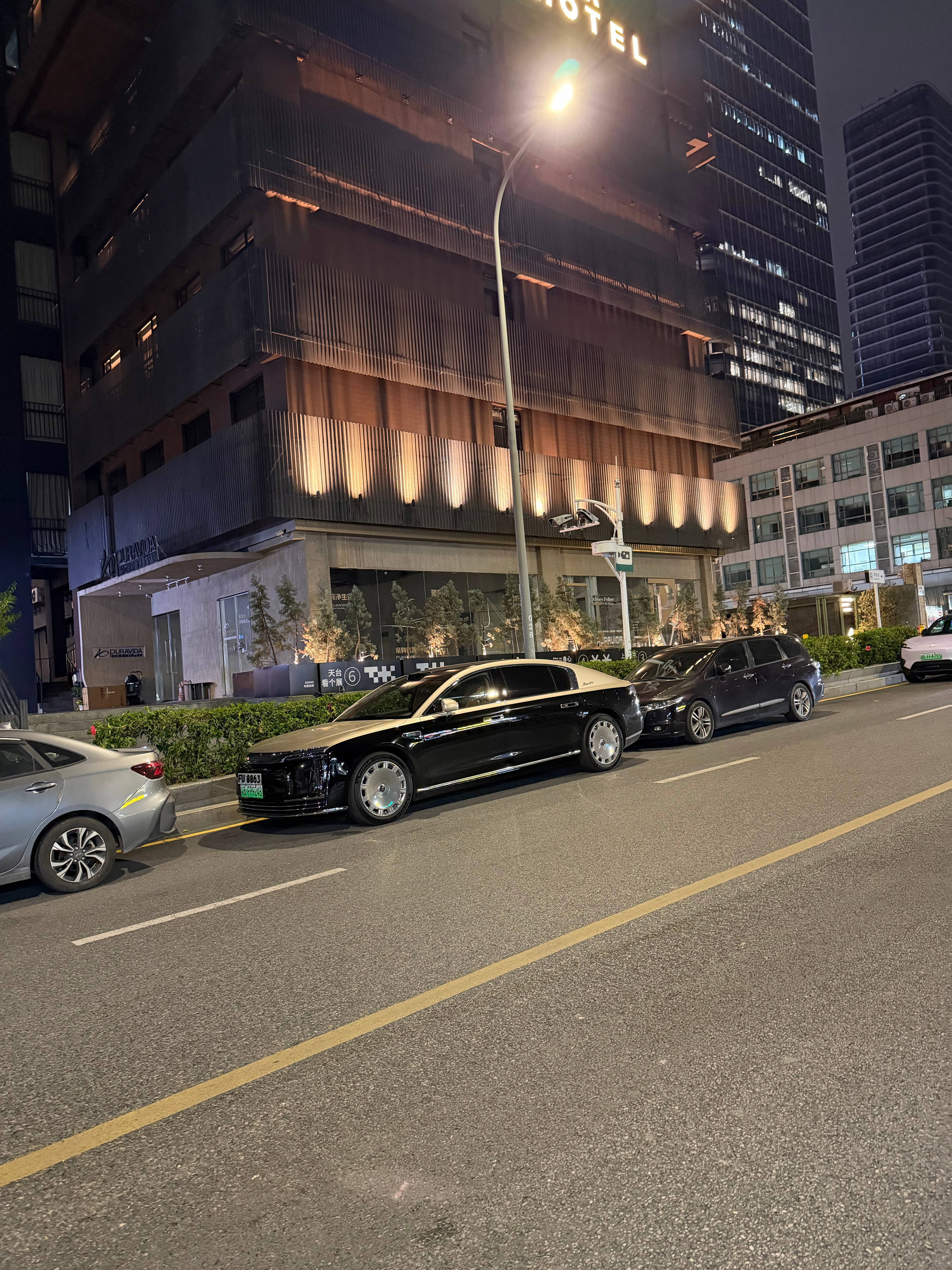 纯属好奇，为啥我在深圳见到的尊界，都基本上是两地牌子呢 