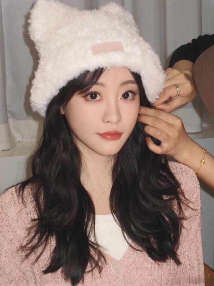 #祝绪丹他拍vs自拍# 祝绪丹的万圣节新妆容在不同拍摄方式下都可爱无敌。他拍的大