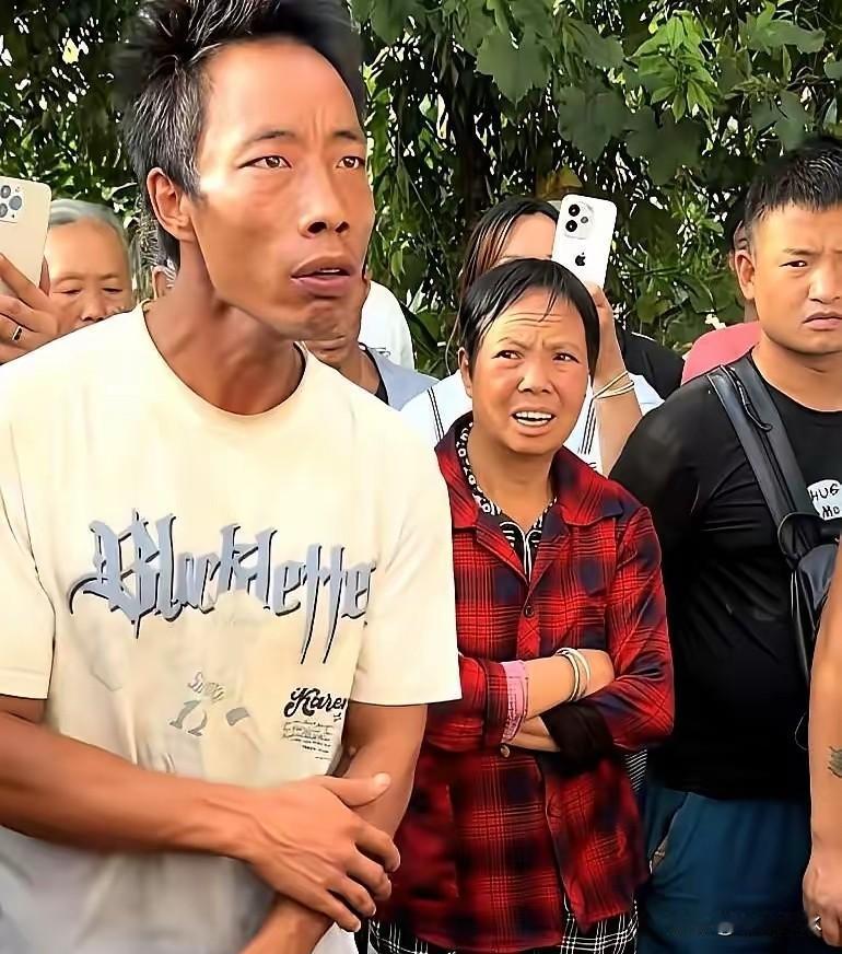 刷到了一件让人心里不舒服的事情。

杨玉敏刚走不久，坟墓上的土还没有干。
她的丈