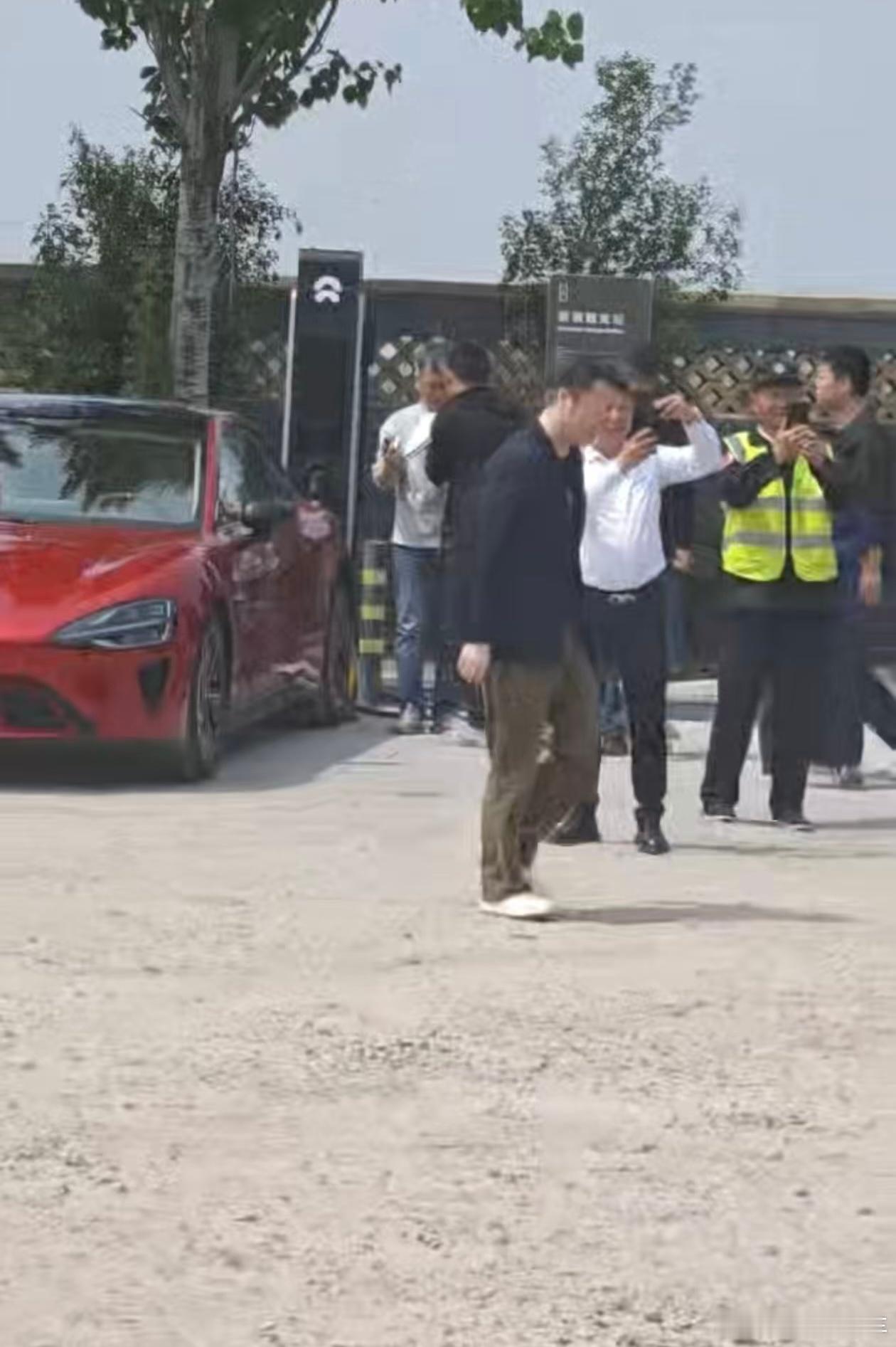 蔚来超充桩、理想后勤车，这场直播算是雨露均沾了。