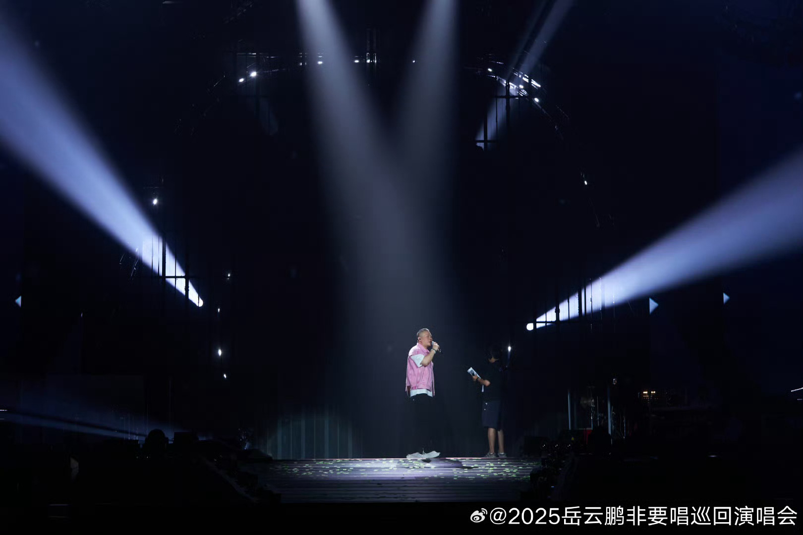 黄晓明陈梦现身岳云鹏演唱会 黄晓明带陈梦去看小岳岳演唱会，这组合简直是“优秀者联