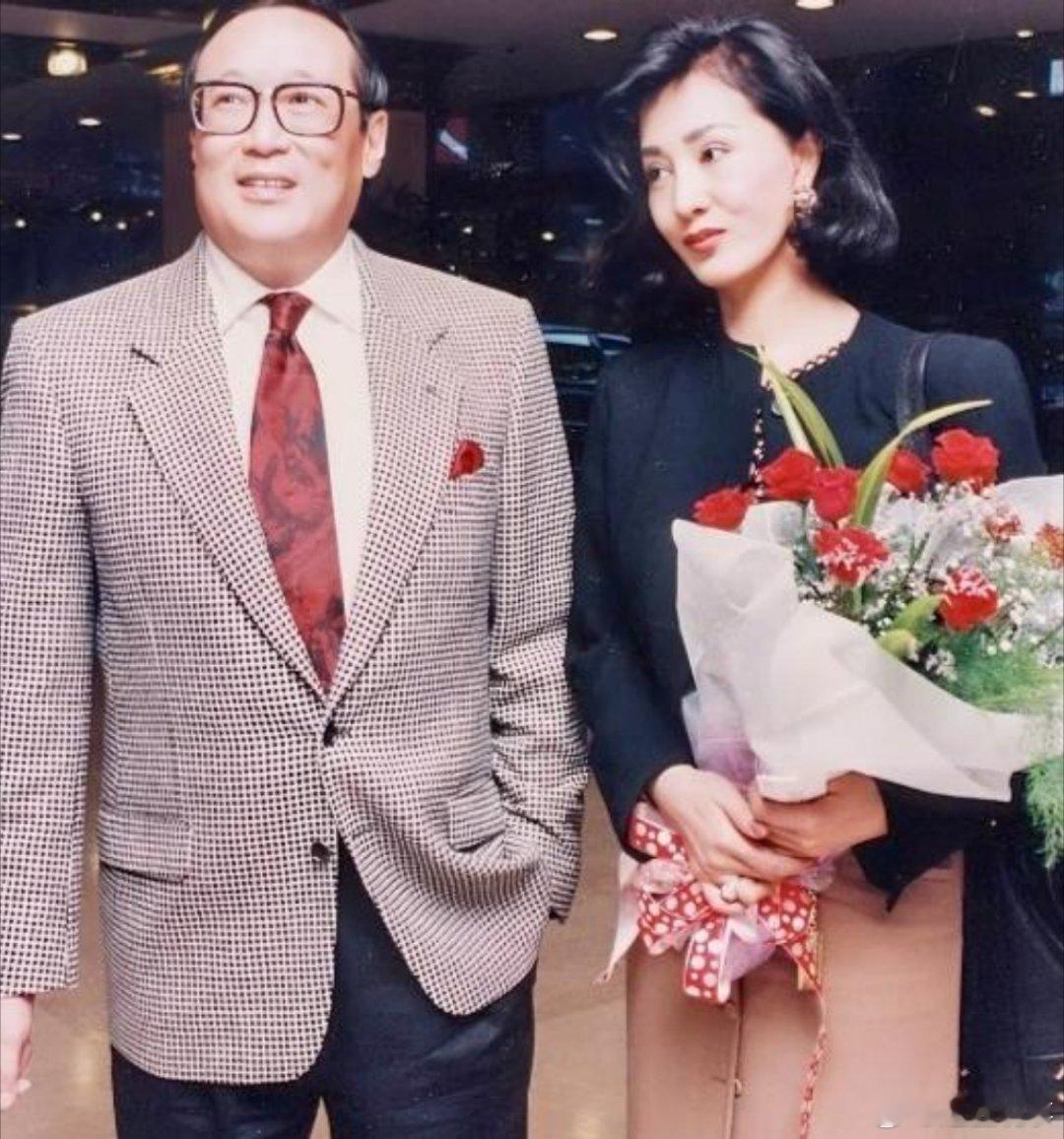 1995年，香港富豪赵世光拿出1000万，让妻子何莉莉签字离婚。何莉莉坚决没收这