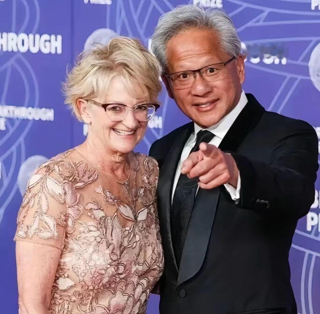 明眼人都看出来了， 黄仁勋的老婆洛丽， 除了嫁了个亿万富翁，还有一双儿女，但是她