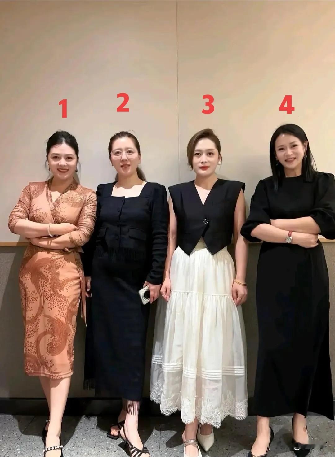 四姐妹当中，有一位是体制内的老师，你能看出来是谁吗？