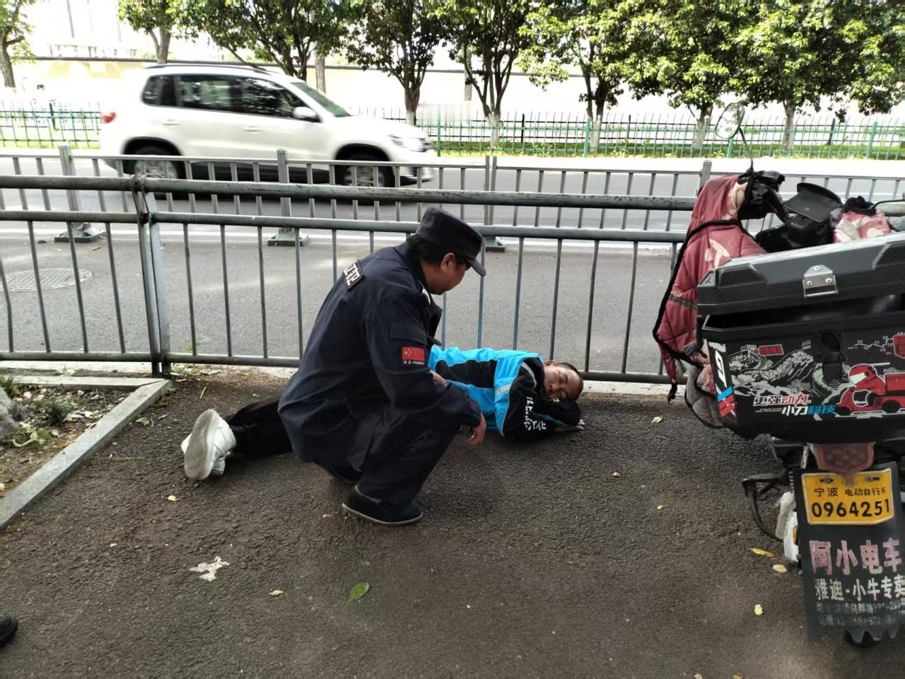 宁波江北街头这一幕太暖了 5月12日，宁波江北工作人员在巡查途中，发现一名外卖小