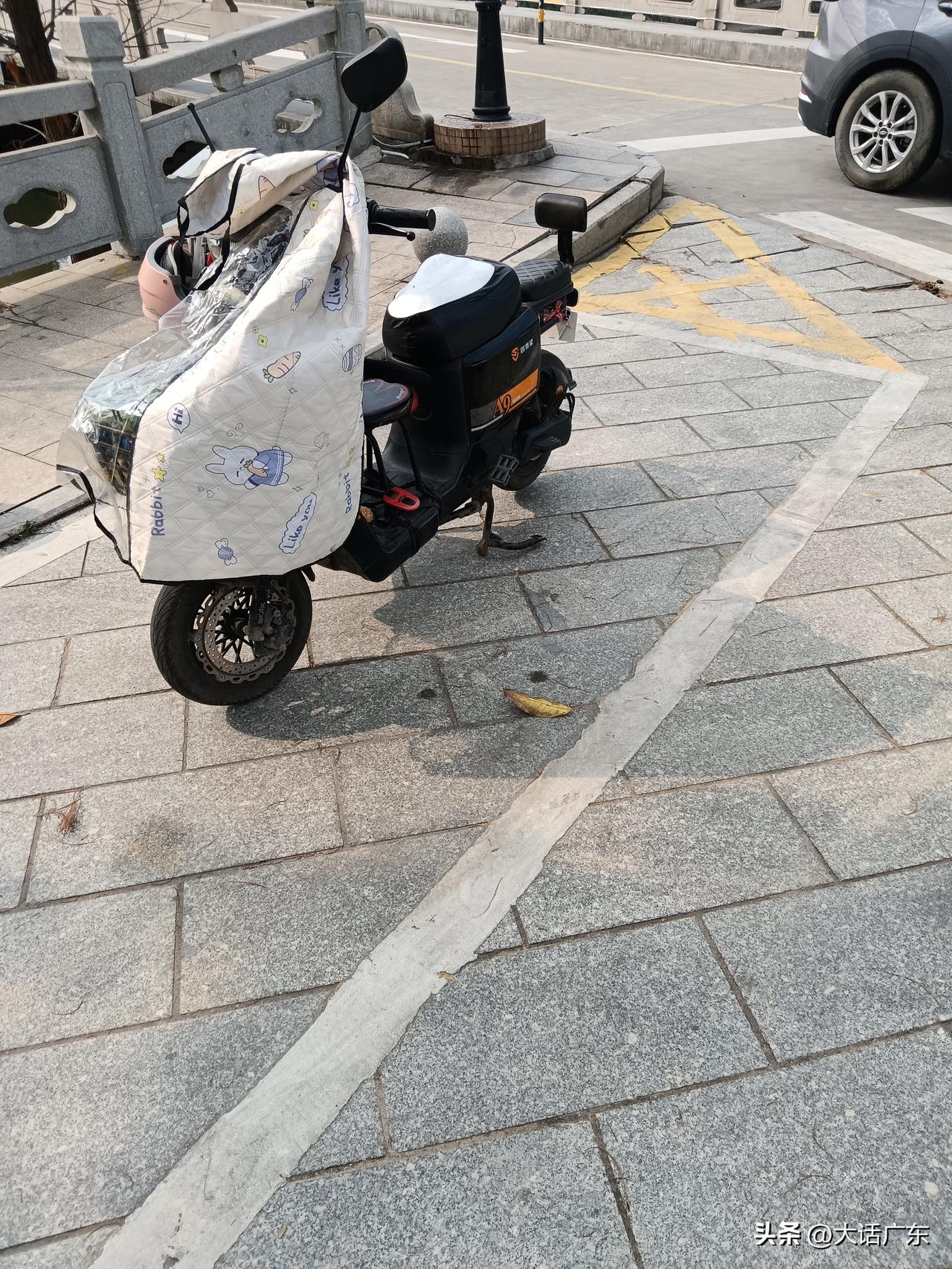 在广东，电单车霸占小汽车位是否合理？为何电单车霸占小汽车位的问题在广东如此普遍？