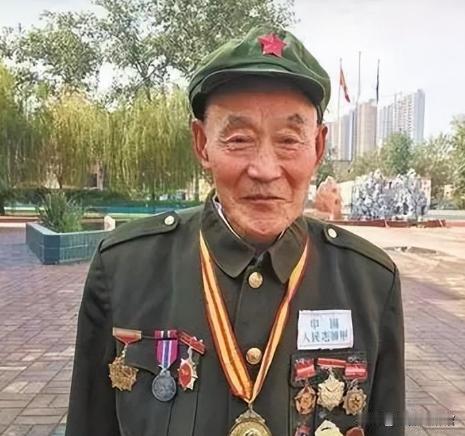 功勋老兵孙顺明被儿媳赶出家门，住进机井房。2020年，英雄身份曝光，政府送来30