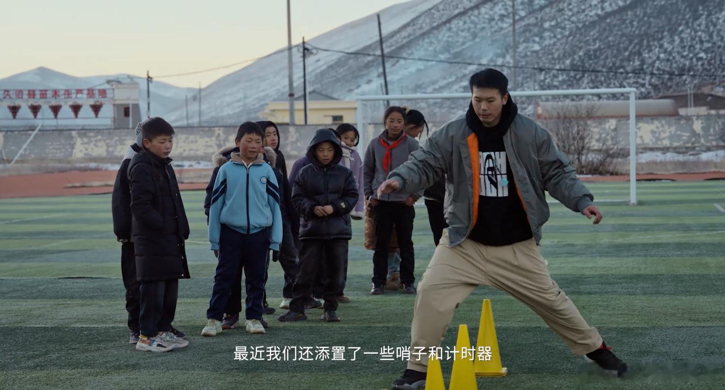 青海小球员逐梦上海的托举之手12月的青海高原寒风呼啸，但篮球场上的少年们额头却沁