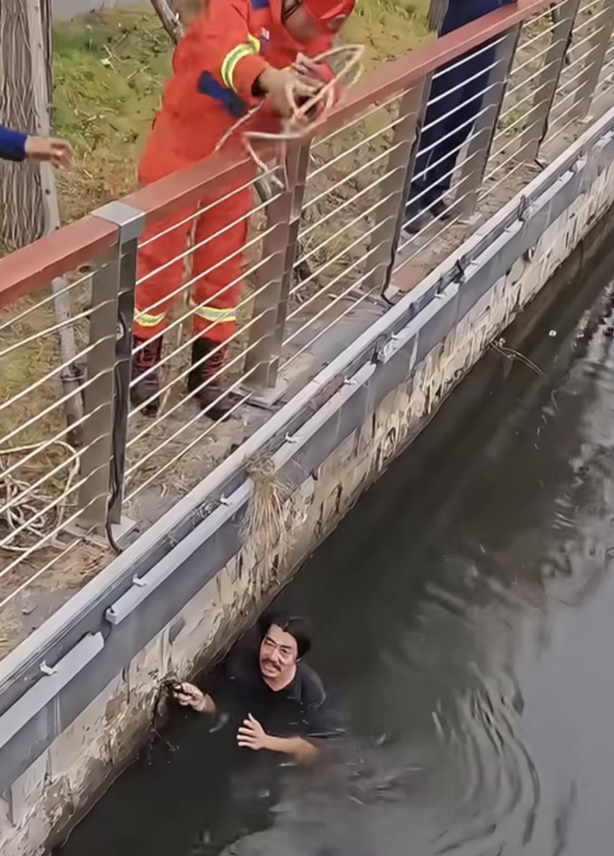 男子不慎落水
消防员拿绳索前来相救
男子拿起绳子就往脖子上套，消防员：我是来救你