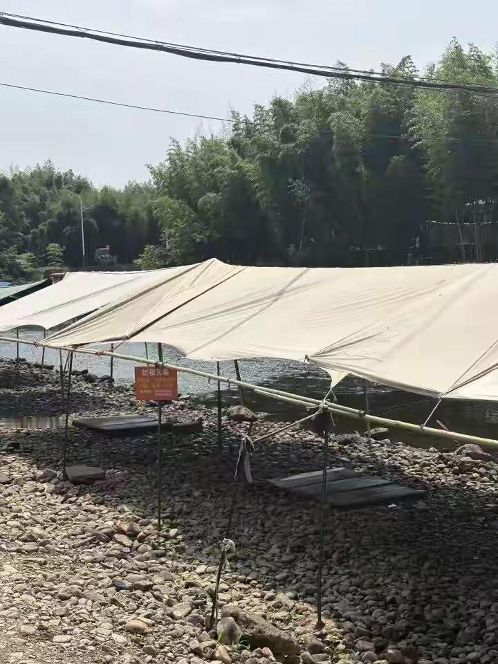 村民在河边施建帐篷收费肯定不对，而且对别人搭帐篷也收费更不对，但这种情况也不能全