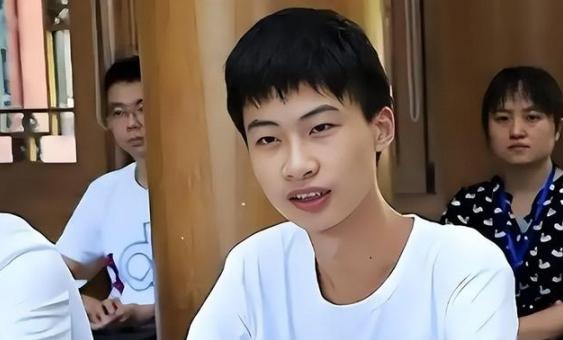 美国关税打压之时，中国又出现了位厉害人物！他就是当年被清华校长亲自上门拜访，如今