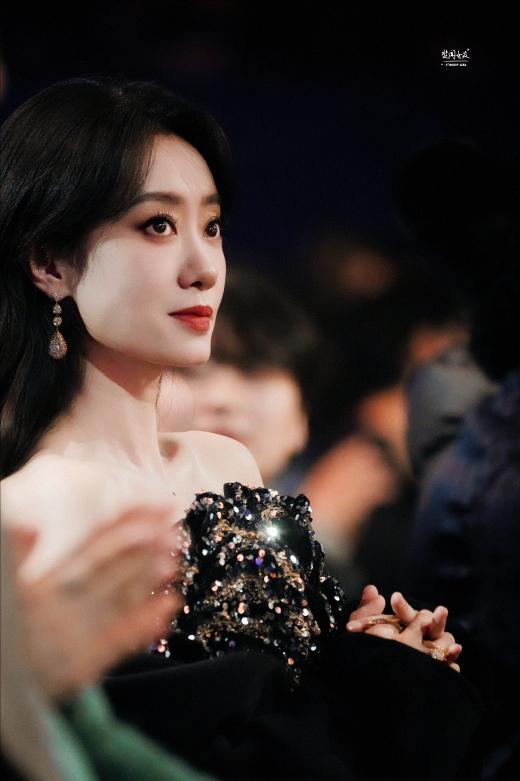 演员，张小斐说，健身好不好，我的化妆师说，健身可以让人的皮肤紧绷，说实话，我真的