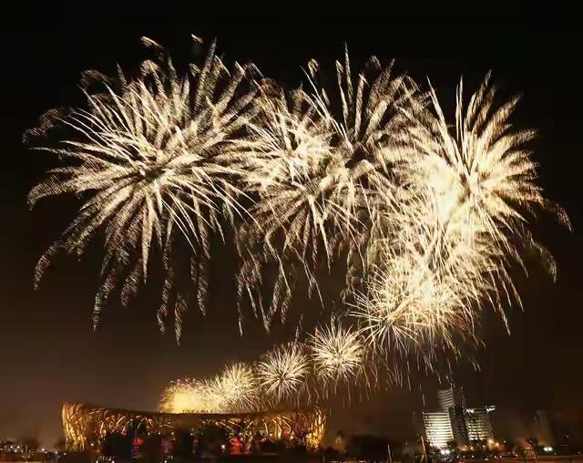 最惊艳的是2008年北京奥运会开幕式，因为当时大家都以为五环就在地面展示也就可以