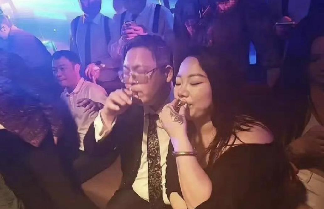 向太做梦都想不到！
5月8日南昌酒吧出大瓜，向家小儿子向佑包场耍大牌，48岁花臂