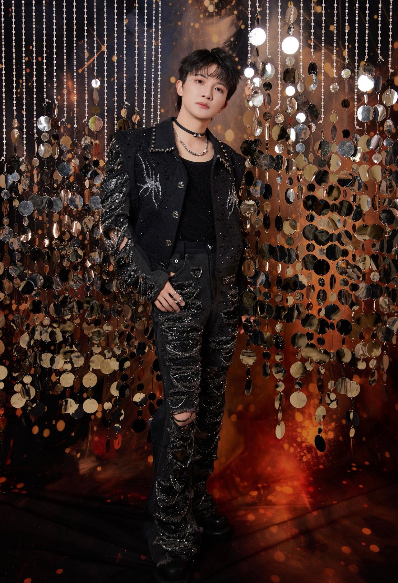周深说不结婚，

就俩原因：太忙，不想凑合。

他那个行程你看看，巡演、录歌、综
