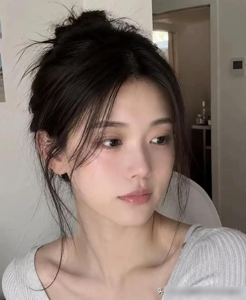 愁死我了，女儿嫁的近，天天没事就来家里，一待就是一整天，在沙发上躺着休息，儿媳妇