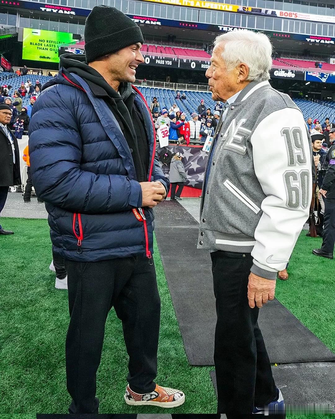 zac efron扎克埃夫隆今天在麻省观看了新英格兰爱国者对阵休斯顿德州人的橄榄