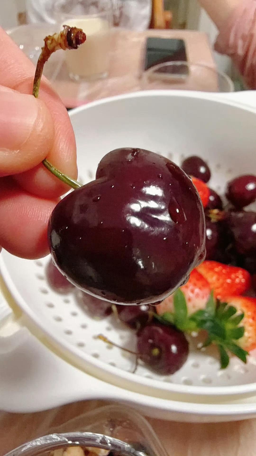 最近智利中南部比奥比奥大区和纽夫莱大区发生森林火灾，同时阿劳卡尼亚大区也出现严重