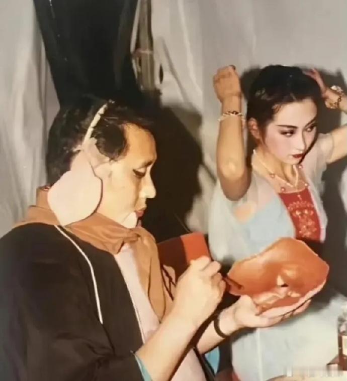 以前演员真是多才多艺，原来《西游记》都是演员自己化妆，你还别说，猪八戒捯饬的挺好