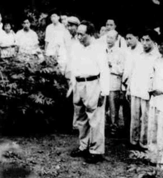 1959年6月25—27日，伟人回到了阔别32年重韶山，在父亲、母亲的坟前说：父