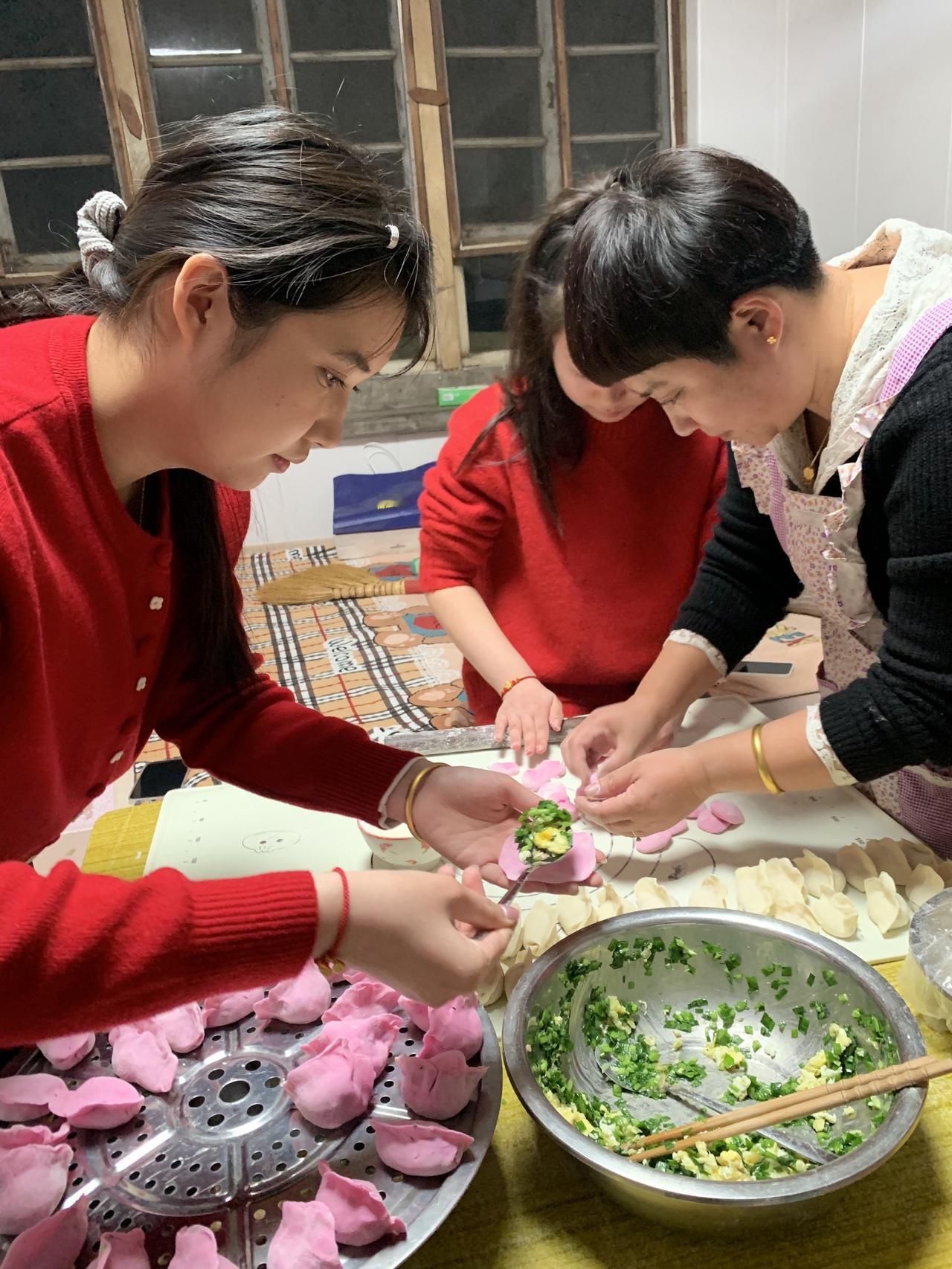 除夕晚上包饺子