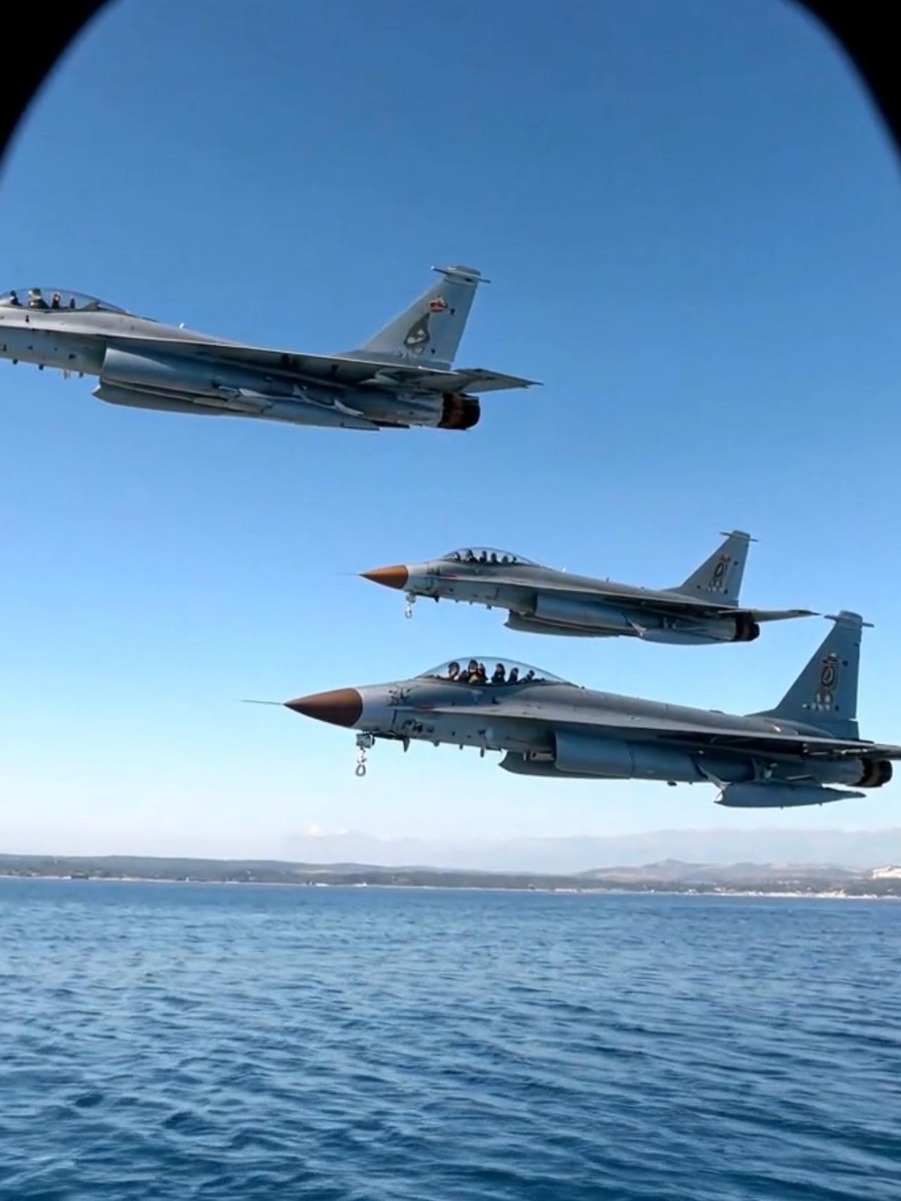 美军难道真的要动手了么？近期美军下令关闭委内瑞拉领空之后，两架美军战机又逼近了委