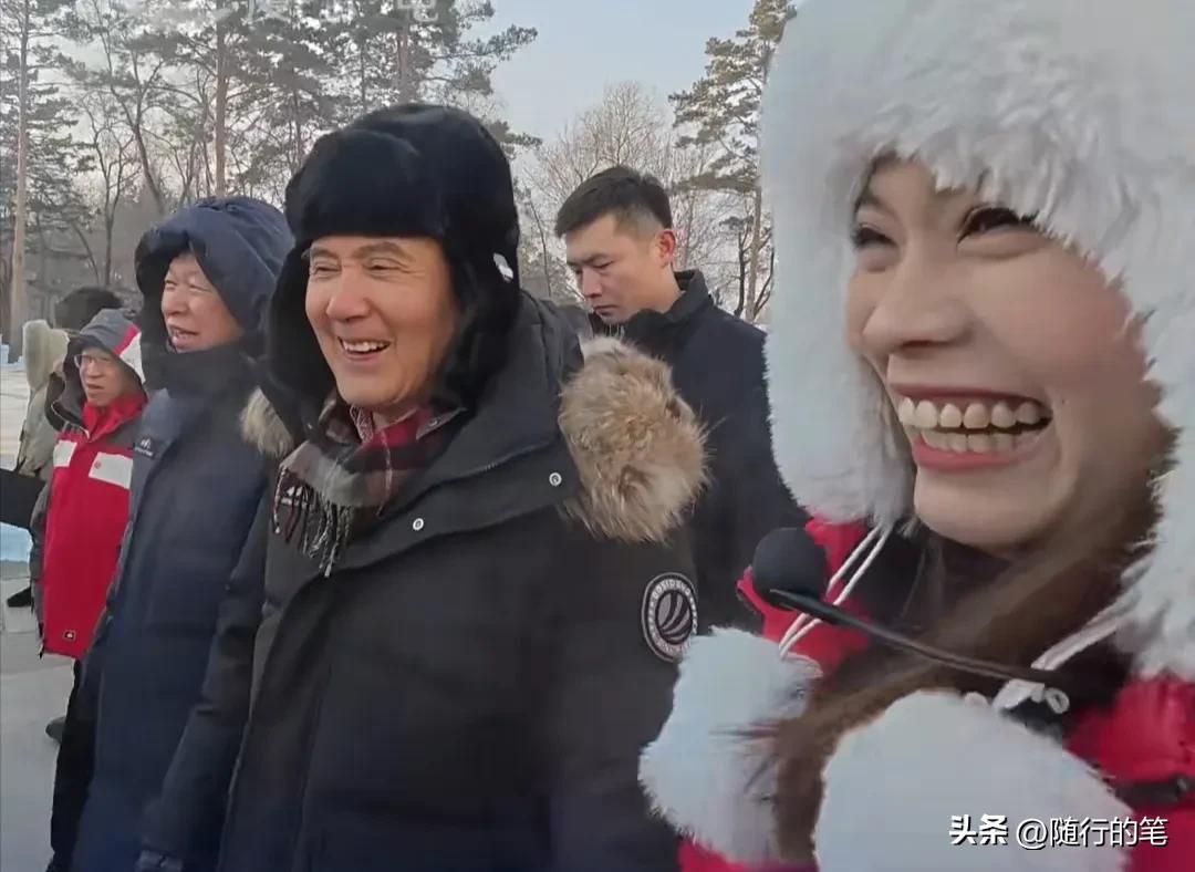 发现没有？陪同马英九参访冰雪大世界的讲解员小姐姐这一举动值得表扬，情商极高。
