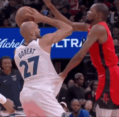 杜兰特这次赚到了，衣服都拽破了裁判都没吹，狼队主教练抱怨还吃了一T。
话说戈贝尔